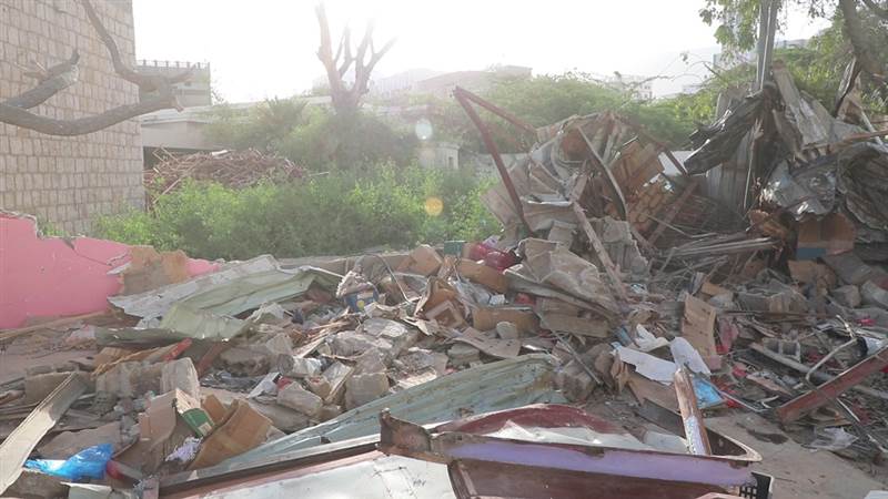 حملة لإزالة الأكشاك والبساط العشوائية والمباني المخالفة بالمكلا