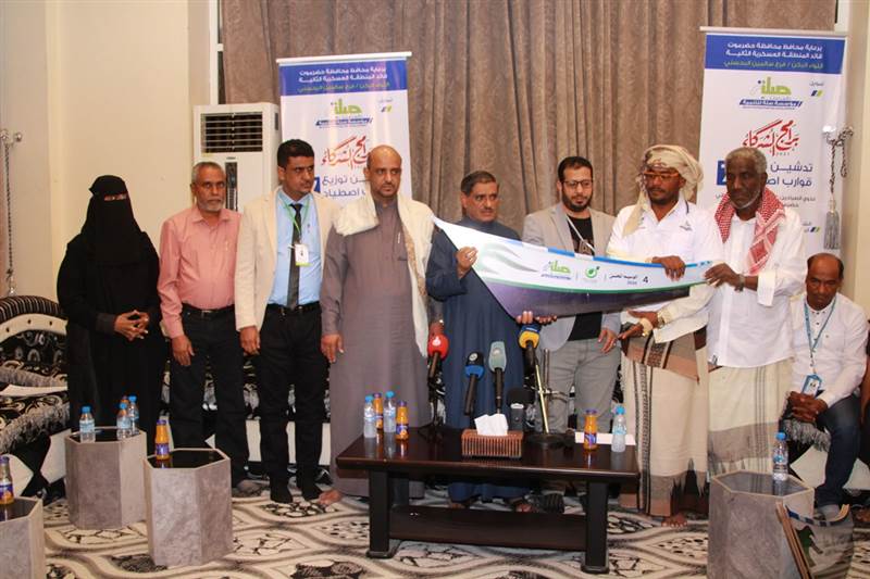 سلطة حضرموت تدشن توزيع 7 قوارب صيد لأسر الصيادين المتوفين من إعصار "جاتي"