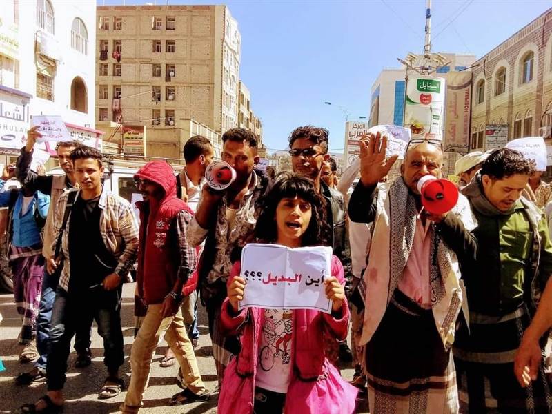 بعد رفعهم من الشوارع.. احتجاجات لأصحاب البسطات في تعز