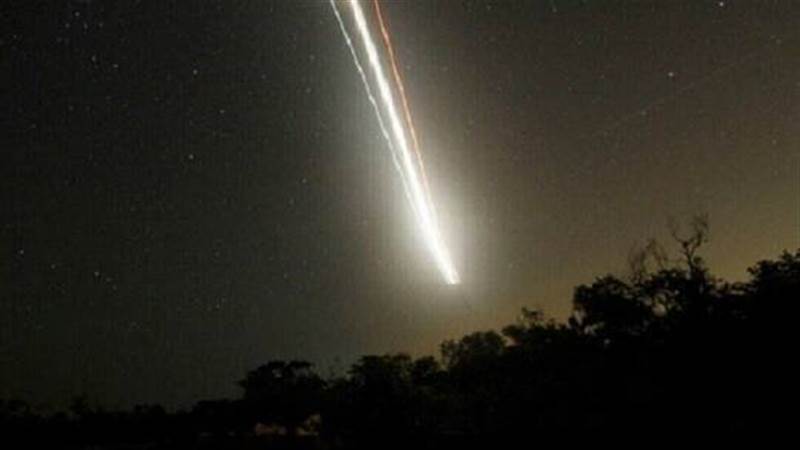 بسرعة مذهلة.. نيزك يخترق الغلاف الجوي الأرضي