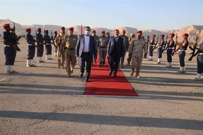 تزامنا مع اشتداد حدة المعارك.. وزير الدفاع يصل مأرب