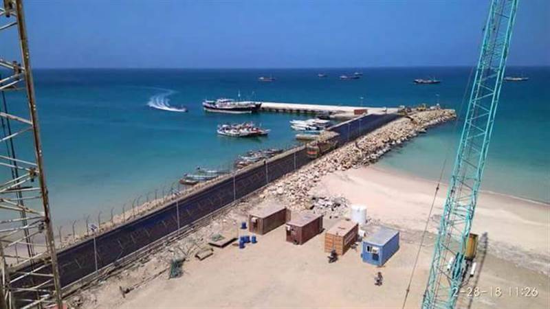 وزير النقل يقيل مدير ميناء سقطرى عقب كشف الأخير شحنة أسلحة إماراتية