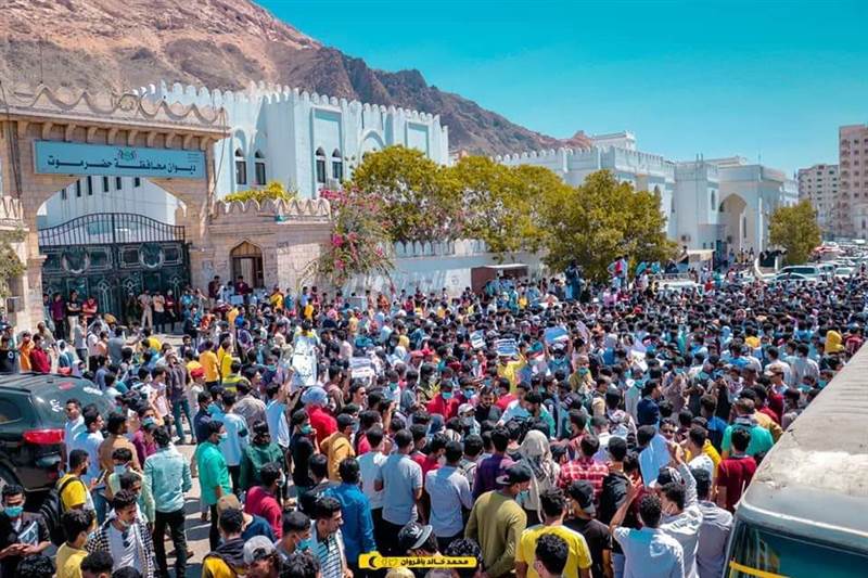 مظاهرة طلابية للتنديد بارتفاع أسعار المشتقات النفطية وتردي الخدمات بحضرموت