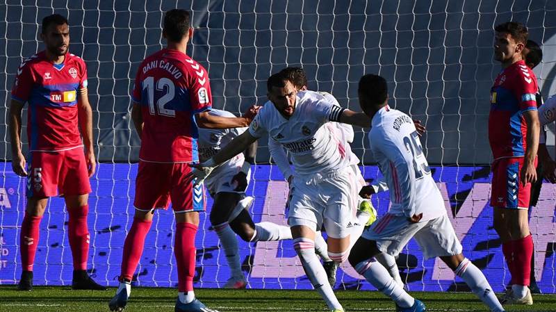 بنزيمة يقود الريال لهزيمة إلتشي