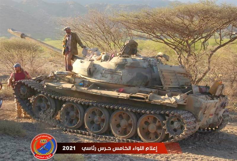الجيش يحرر مواقع جديدة ويحرق مدرعات للمليشيات غرب تعز(آخر المستجدات + صور)