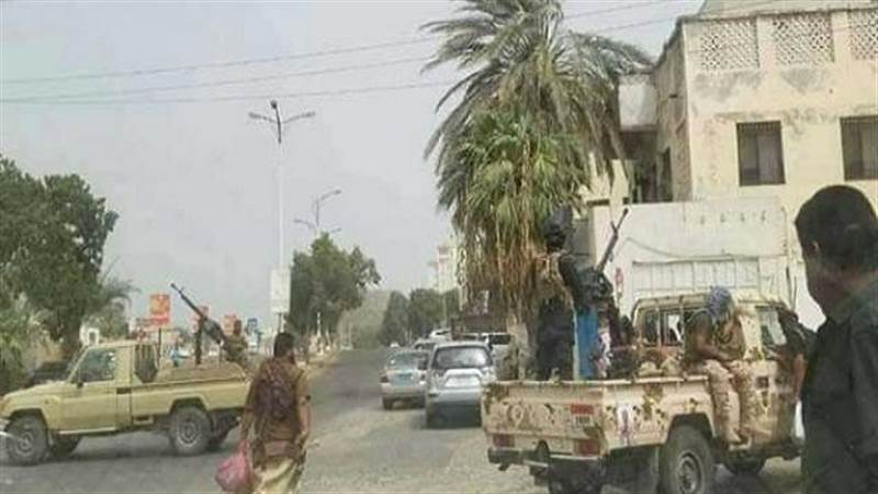 شهود عيان: القوات المكلفة بحماية قصر معاشيق تشارك في اقتحامه