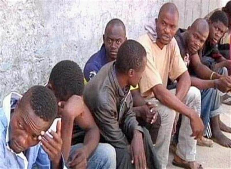 الحكومة: مليشيا الحوثي ترحل لاجئين أفارقة طالبوا بتحقيق دولي في محرقة صنعاء