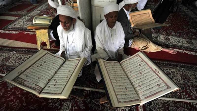Yemenliler iftara minarelerden yükselen Kuran tilaveti ile hazırlanıyor
