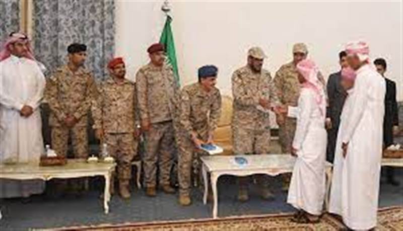 قيادة التحالف تسلم الحكومة اليمنية أحد الأطفال المجندين من قبل الميليشيا الحوثية