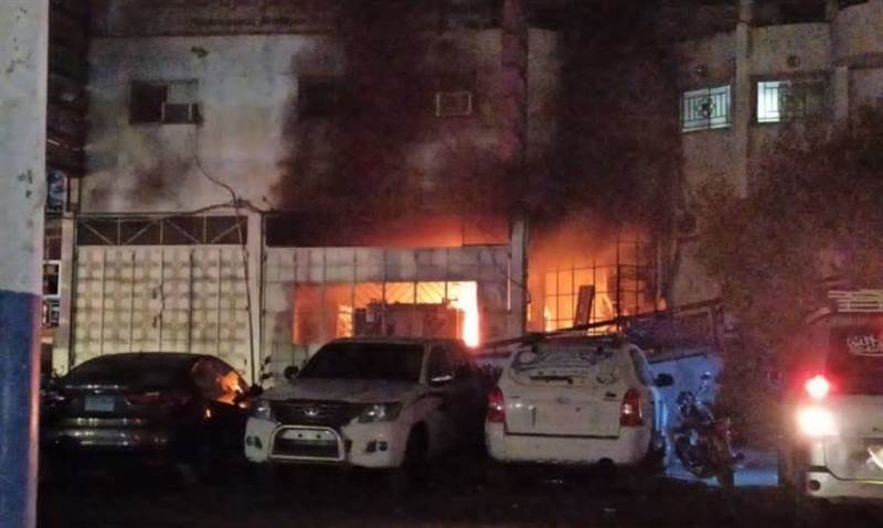 Elektrik kesintisini protesto etmek amacıyla radyo binasının girişini ateşe verdiler