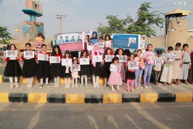 وقفة لأطفال مأرب تنديدا بجرائم مليشيا الحوثي بحق الطفولة