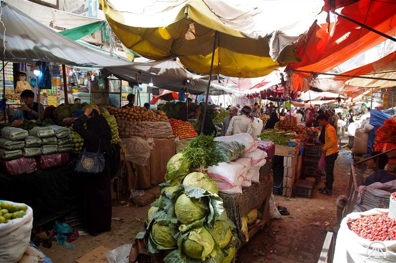 انهيار العملة.. محنة قاسية يتجرع مرارتها اليمنيون (تقرير)