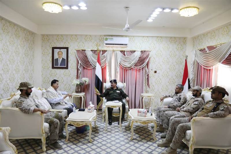 وزير الداخلية يلتقي قائد قوات التحالف بالمهرة والأخير يؤكد دعم الأجهزة العسكرية والأمنية
