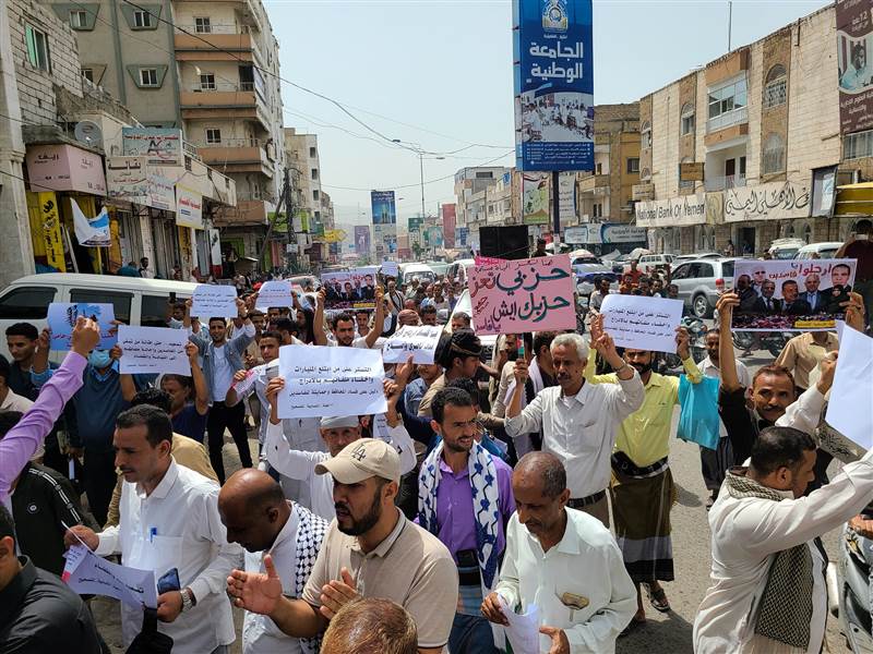 مسيرات واحتجاجات متواصلة في تعز تطالب بإنهاء الفساد وتوفير الخدمات