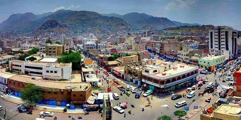 اشتباكات عنيفة بمختلف الأسلحة وسط مدينة تعز وسقوط جرحى