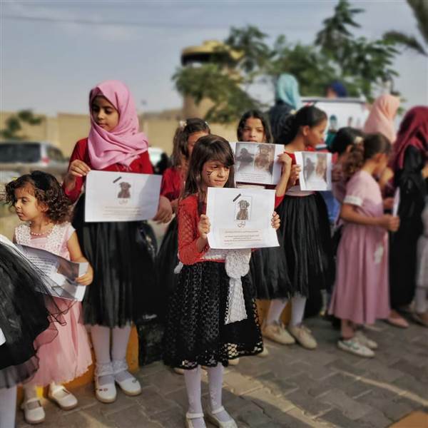 ليان ووالدها.. أم ثكلى تروي مأساة مجزرة الوقود بمأرب