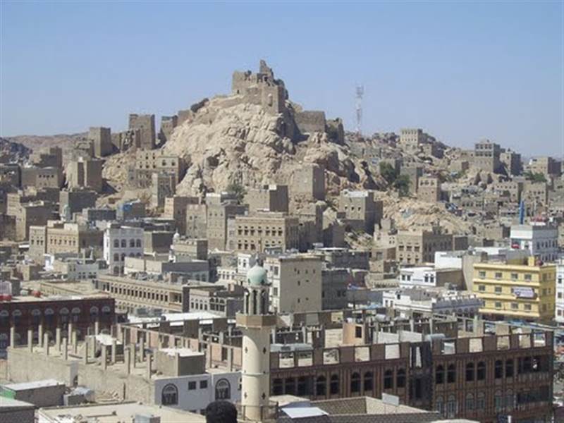 مع اقتراب الجيش.. مليشيا الحوثي تبيع أسلحتها وتنهب البنوك الحكومية وتفر خارج البيضاء
