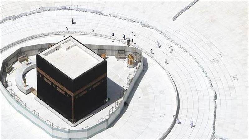 ضيوف الرحمن يبدؤون طواف القدوم في "موسم حج استثنائي"