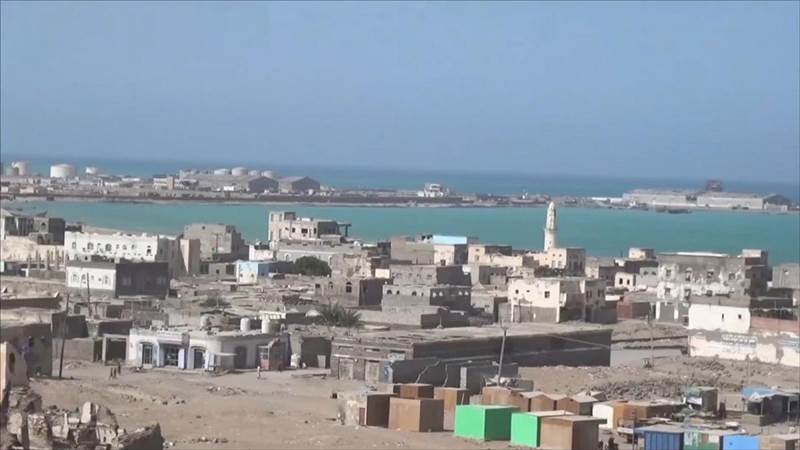 قتلى وجرحى باشتباكات بين مسلحين وعناصر تتبع طارق عفاش في المخا