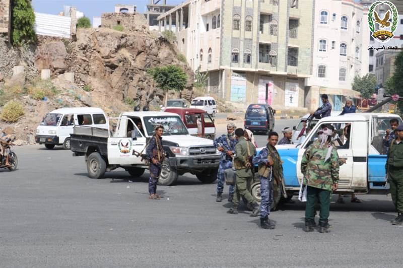 اثنين من المطلوبين أمنيا في قضية منزل الحرق يسلمان أنفسهم لشرطة محافظة تعز