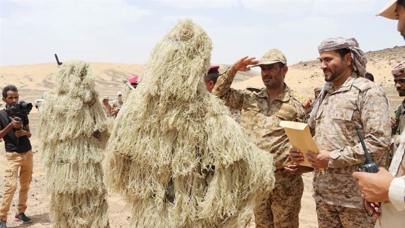 وزارة الدفاع تعلن تخرج دفعات جديدة من دورتي القناصين  وأمن وحماية بمأرب