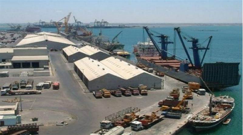 Husiler Mokha Limanı’nı üç balistik füze ve altı insansız hava aracıyla vurdu