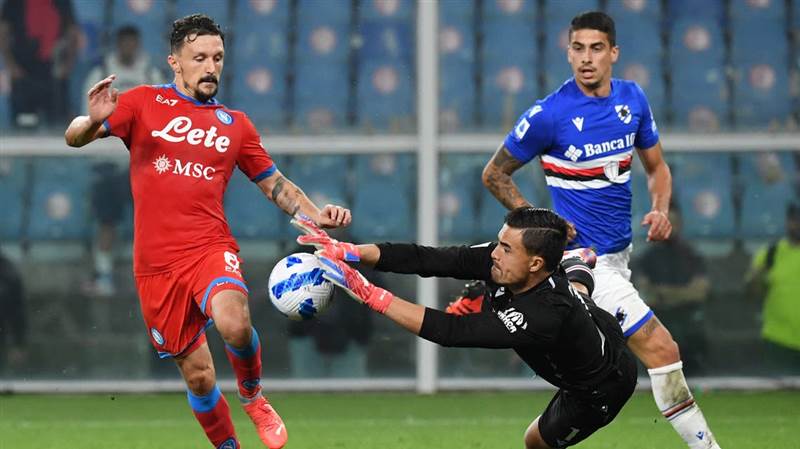 نابولي يكتسح سامبدوريا وينفرد بصدارة الدوري الإيطالي