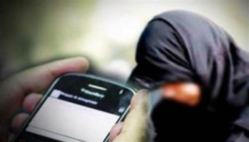 Husiler’den kadınlara akıllı telefon ve makyaj yasağı