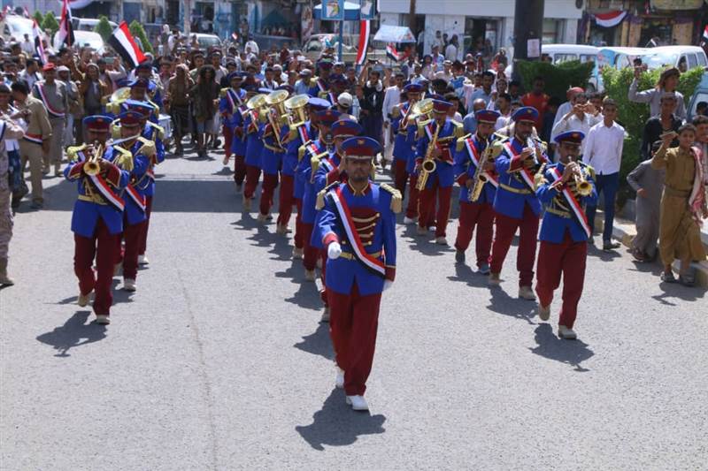 الفرقة الموسيقية العسكرية تجوب شوارع مأرب ابتهاجاً بالذكرى الـ59 لثورة 26 سبتمبر