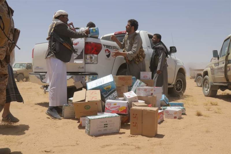 الهيئة الشعبية لدعم الدفاع عن مأرب تقدم قافلة غذائية للجيش الوطني جنوب المحافظة