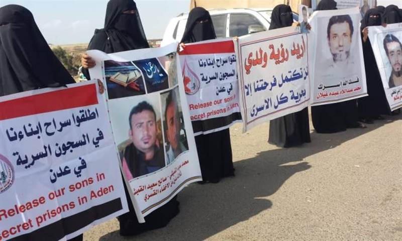 أمهات المختطفين تكشف عن إضراب 14 مختطفا عن الطعام بسجون الانتقالي وتدعو لإنقاذهم