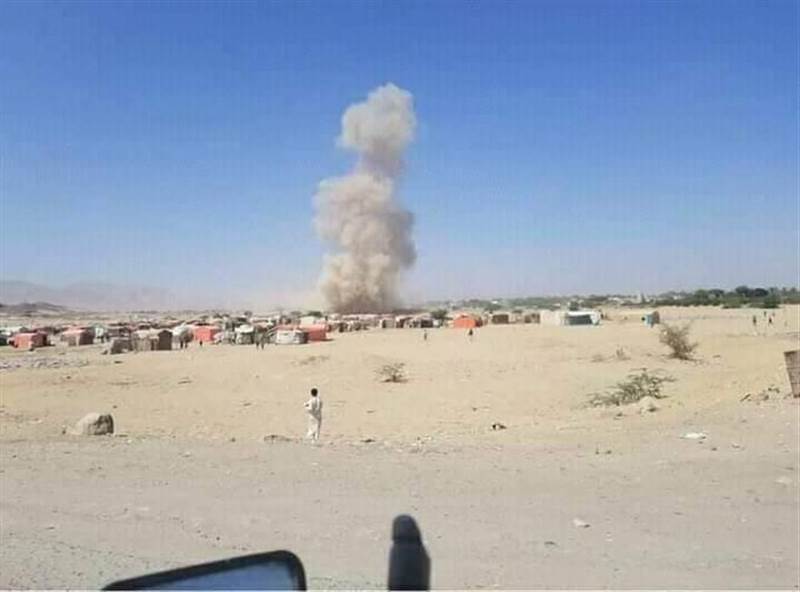 يقطنه حوالي 300 أسرة.. مليشيات الحوثي تستهدف مخيما للنازحين بمارب