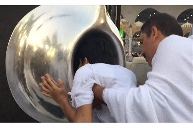 إذا اردت تقبيل الحجر الأسود عليك الحجز أولاً عبر الهاتف.. تطبيق جديد يثير جدلاً واسعاً في السعودية