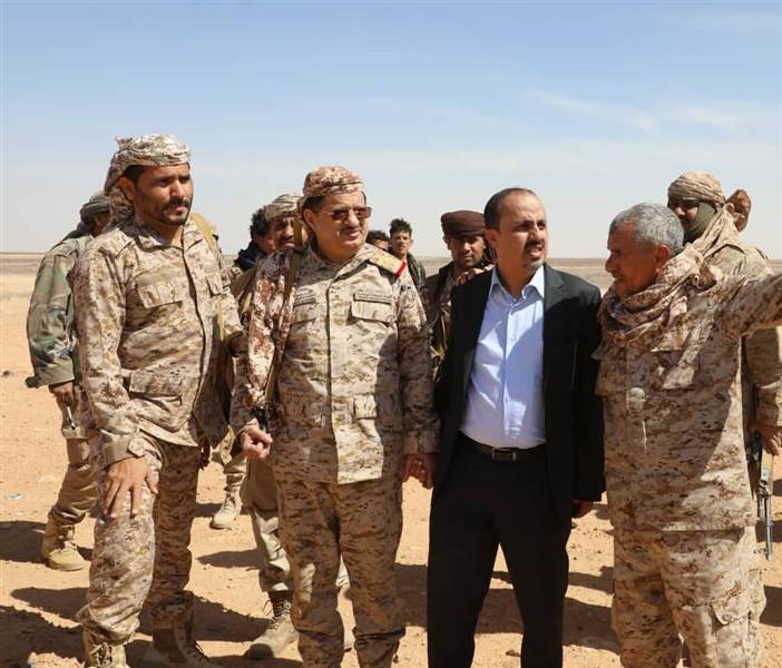بالتزامن مع اشتداد المعارك.. وزيري الدفاع والأعلام يتفقدان المواقع الأمامية لقوات الجيش في المنطقة الـ7