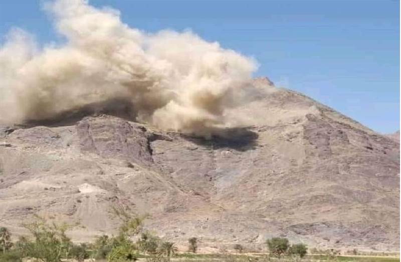 بالتزامن مع تقدم الجيش باتجاه البيضاء.. مليشيات الحوثي تفجر عقبة القنذع