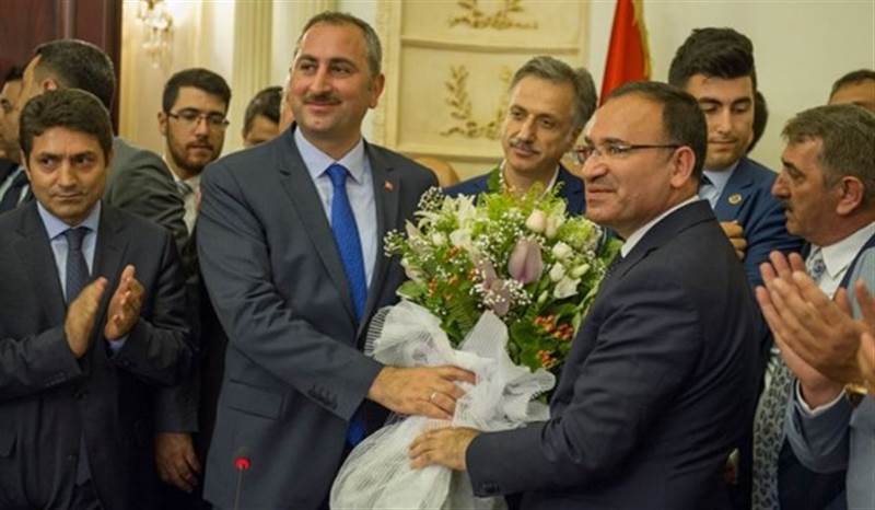 Adalet Bakanı Gül istifa etti yerine Bozdağ atandı