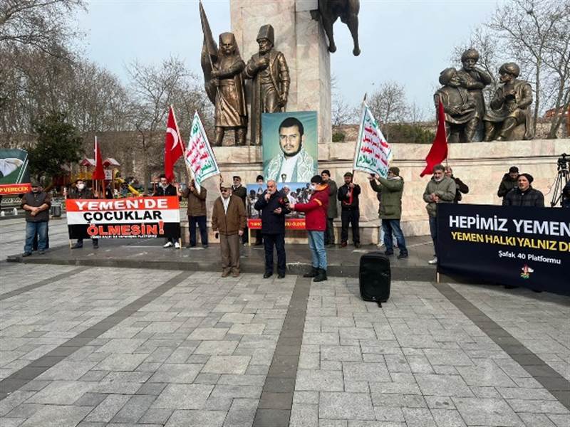 İstanbul’daki protestoda darbeci Husilerin liderinin posterlerinin taşınmasına Yemenlilerden tepki