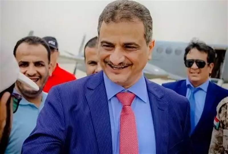 محافظ عدن يتوعد الحكومة ويهدد بتقديم استقالته لهذا السبب