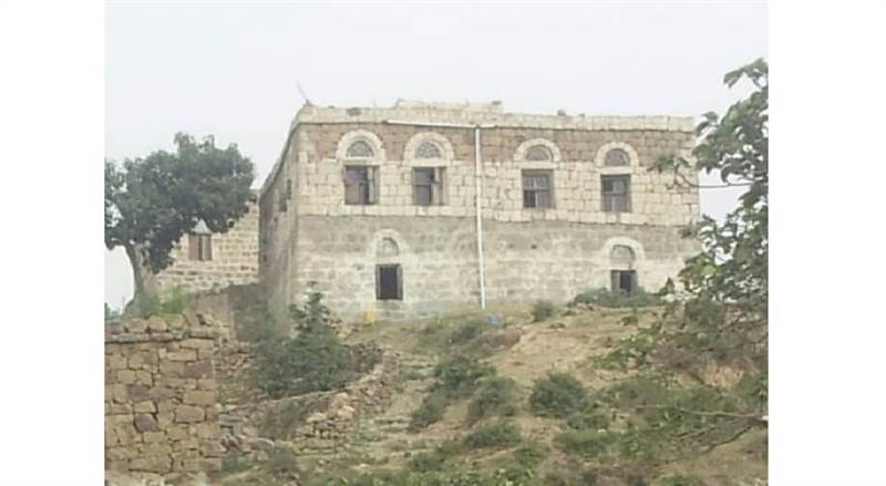 مليشيا الحوثي تنهب منزل أحد مشايخ ريمة بعد نزوحه الى مأرب