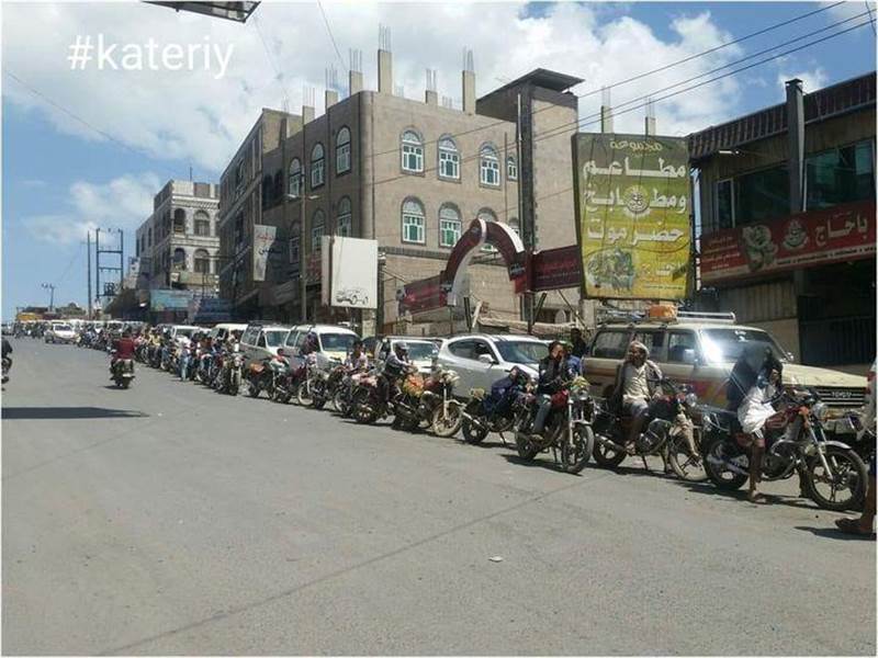 العثور على جثة مواطن قُتل داخل سيارته بعدة طعنات في محافظة إب