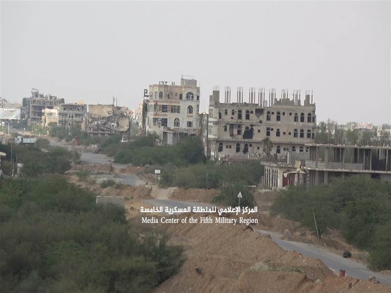 معارك عنيفة بين قوات الجيش والحوثيين في حرض وطيران التحالف يستهدف تعزيزات حوثية شرقي المدينة