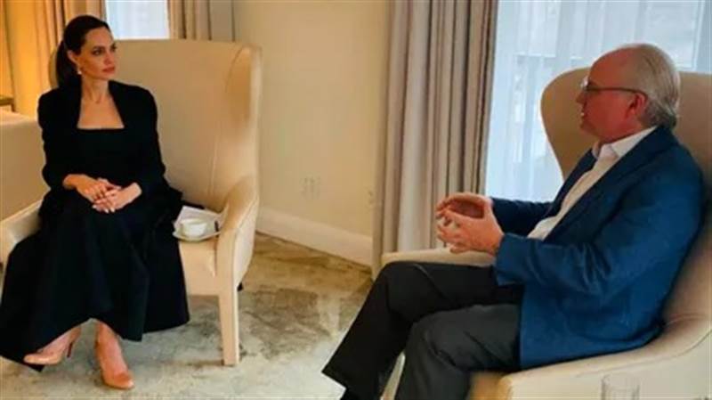 المبعوث الأمريكي "ليندركينج" والممثلة الأمريكية "جولي" يتعهدان بوقف الحرب والتخفيف من الأزمة الإنسانية في اليمن