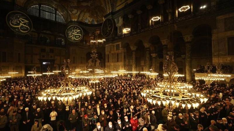 تركيا.. إقامة صلاة التراويح في مسجد آيا صوفيا للمرة الأولى منذ 88 عاما (فيديو)