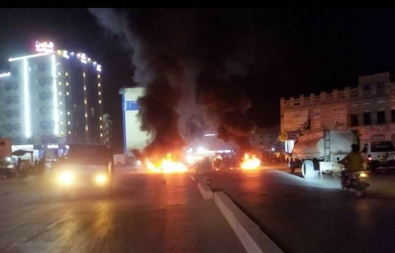 انقطاع الكهرباء يتسبب باحتجاجات وقطع الشوارع في مدينة المكلا