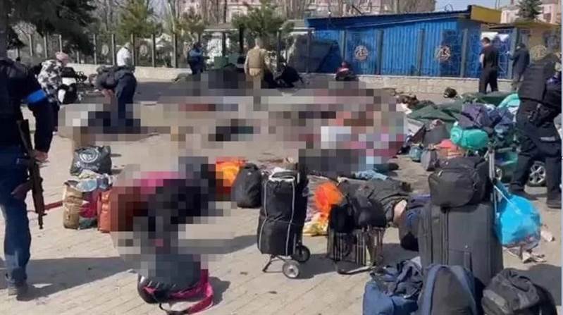 Rusya Ukrayna’da tren istasyonunda tahliye bekleyen sivilleri vurdu