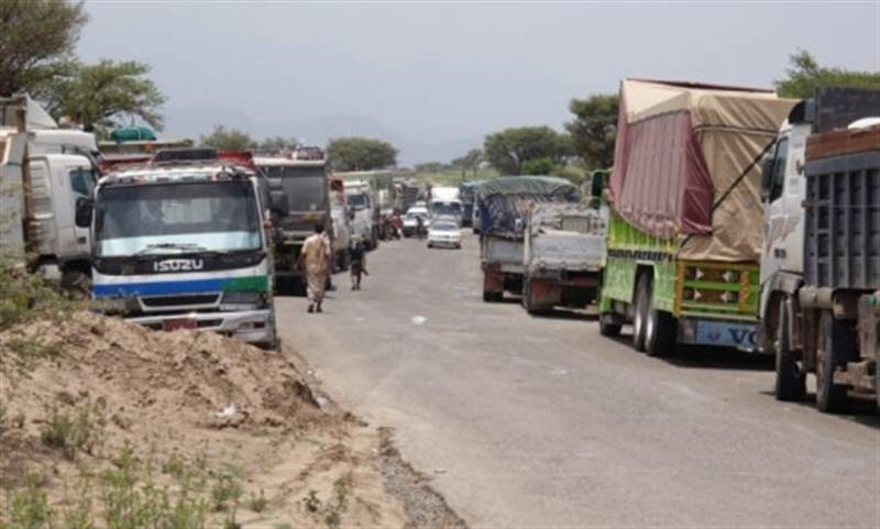 مسلحون يغلقون طريقاً رابطاً بين محافظتي تعز ولحج