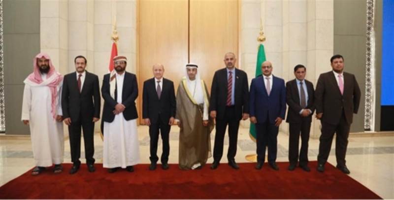 موقع "إنتلجينس" الاستخباراتي: اتفاق إماراتي سعودي على بناء جيش يمني موالٍ والرئاسي صنعه آل جابر