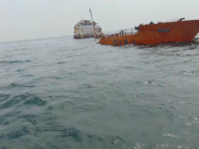 الحكومة اليمنية تجدد تحذيرها من مخاطر "سفن متهالكة" على البيئة البحرية وحركة الملاحة في ميناء عدن