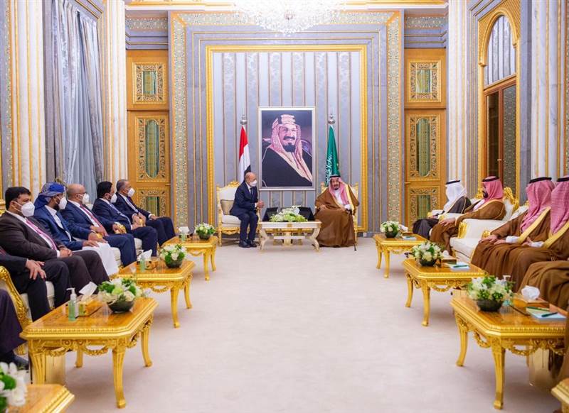 في لقاء هو الأول.. مصادر حكومية تكشف ما دار في لقاء رئيس المجلس الرئاسي والملك سلمان
