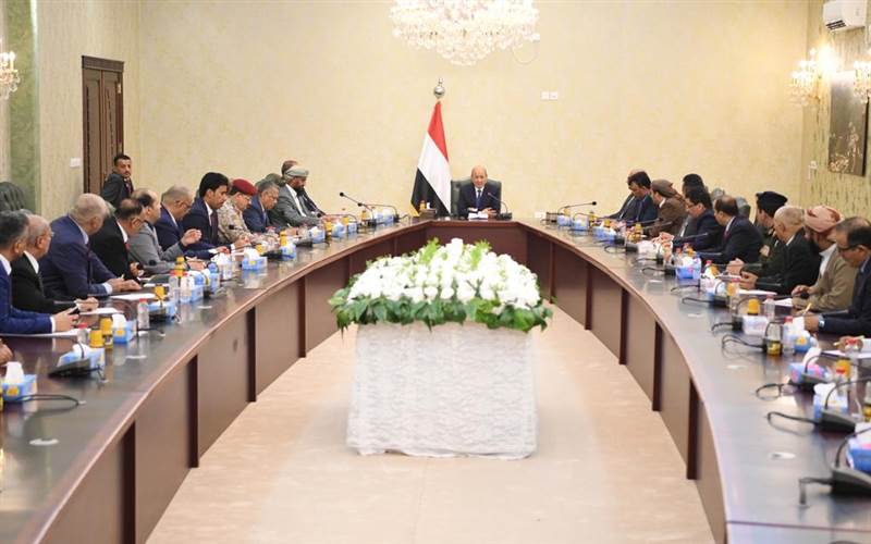 بحضور رئيسي النواب والشورى.. رئيس مجلس القيادة الرئاسي يترأس اجتماعا لمجلس الوزراء